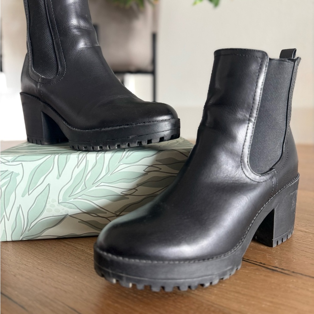 Sleek Black Heeled Boots (flawed)